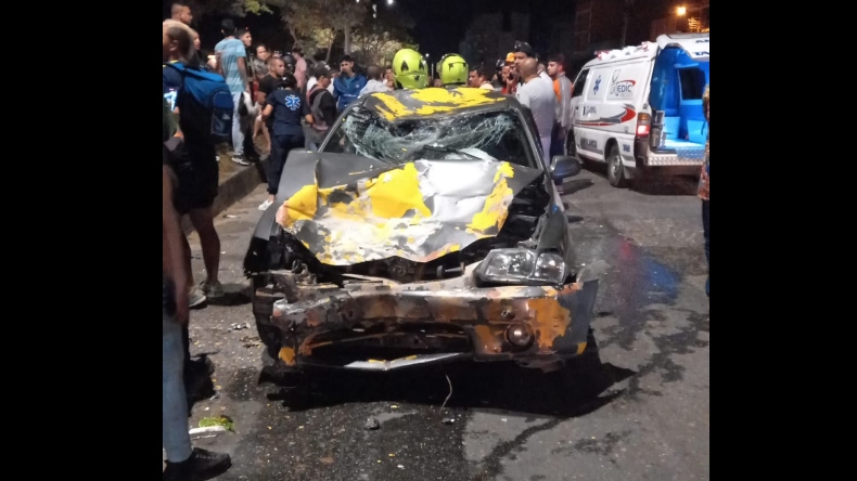 Vehículo en contravía produjo accidente al frente de la Plaza El Jardín Vehículo en contravía produjo accidente al frente de la Plaza El Jardín