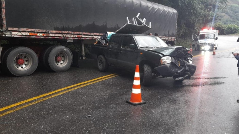 Dos vehículos involucrados en un choque en la vía Calarcá – Ibagué Dos vehículos involucrados en un choque en la vía Calarcá – Ibagué