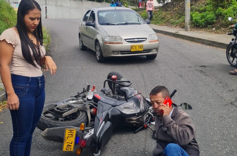 Denuncian a conductor que atropelló a motociclista y huyó para no responder por daños Denuncian a conductor que atropelló a motociclista y huyó para no responder por daños