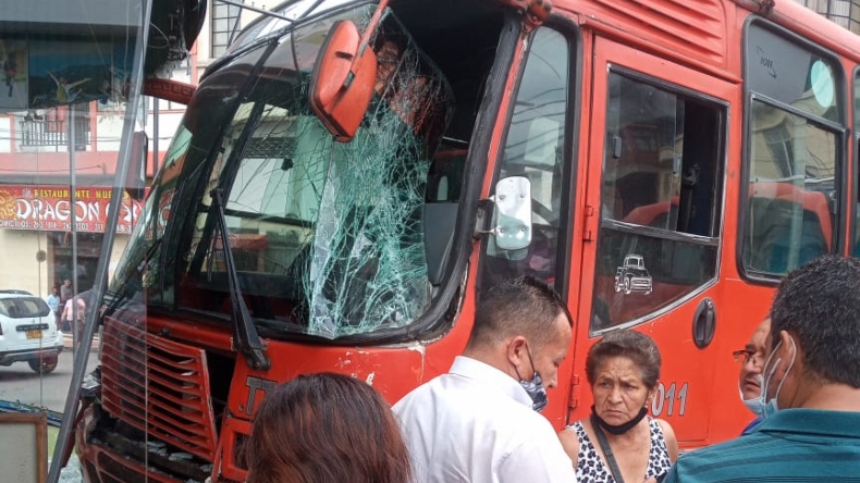 Dos busetas de servicio público protagonizaron aparatoso accidente en el centro de Ibagué Dos busetas de servicio público protagonizaron aparatoso accidente en el centro de Ibagué