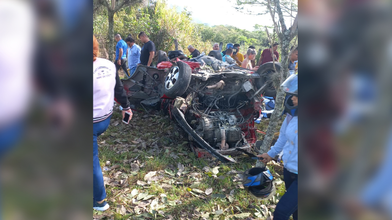 Grave accidente: vehículo se volcó en la variante de Ibagué Grave accidente: vehículo se volcó en la variante de Ibagué