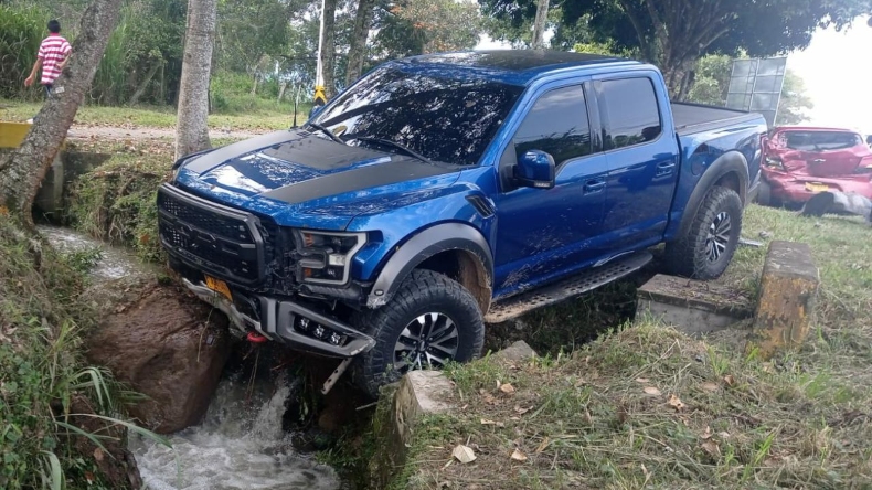 Fuerte accidente frente a la Casa de la Moneda luego de que conductor chocara contra una vaca Fuerte accidente frente a la Casa de la Moneda luego de que conductor chocara contra una vaca