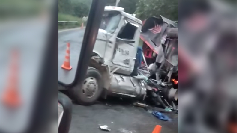 Fuerte accidente entre un tractocamión y un bus de Bolivariano en la vía Ibagué – Melgar Fuerte accidente entre un tractocamión y un bus de Bolivariano en la vía Ibagué – Melgar