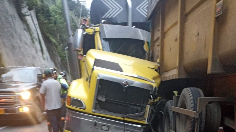 Tractocamión y volqueta se estrellaron en vía a La Línea Tractocamión y volqueta se estrellaron en vía a La Línea