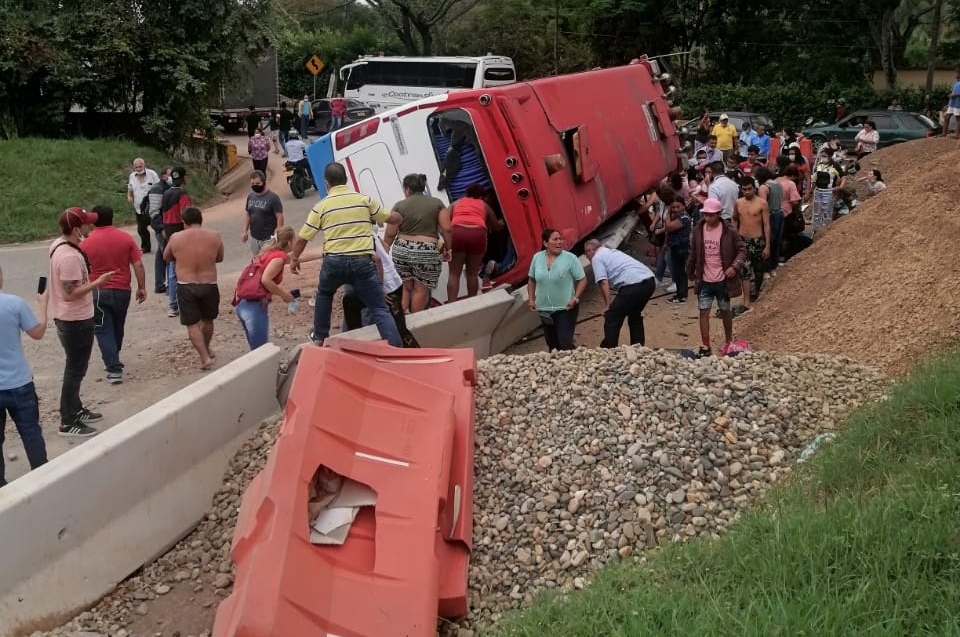 Más de 20 heridos habría dejado accidente en la vía Melgar – Ibagué Más de 20 heridos habría dejado accidente en la vía Melgar – Ibagué