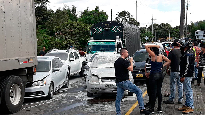 Violento choque múltiple deja ocho personas lesionadas en Ibagué