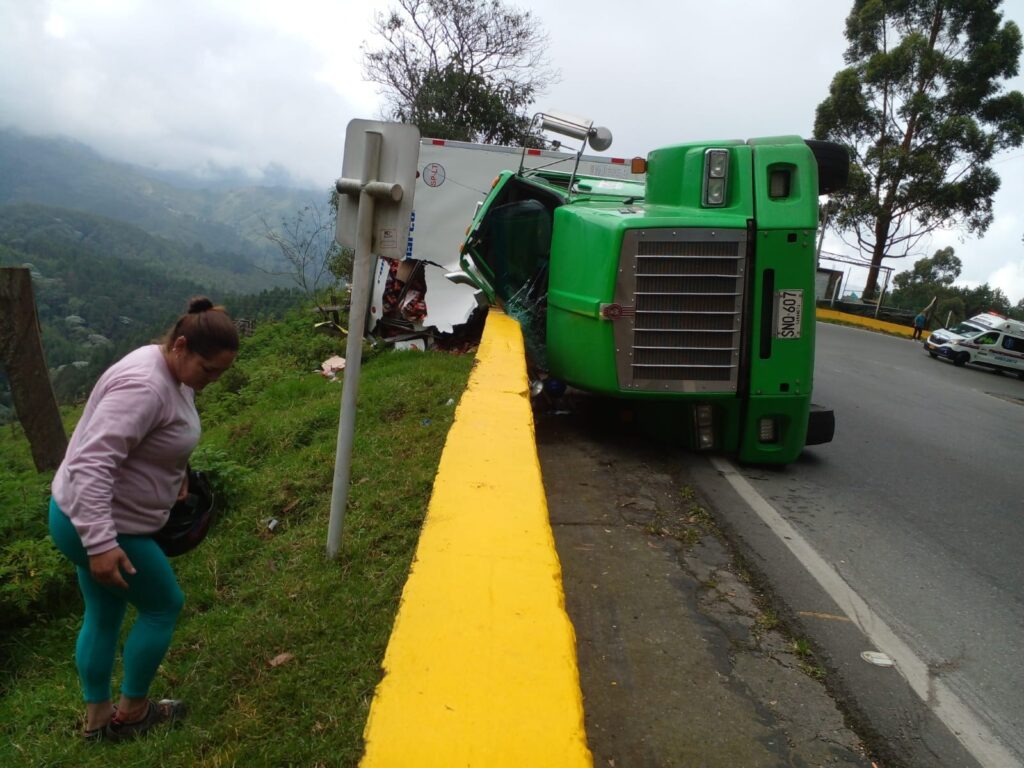 Policía evitó que saquearan camión accidentado en la Línea Policía evitó que saquearan camión accidentado en la Línea