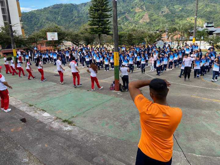 Estudiantes en Ibagué abandonan el colegio por presunto maltrato de profesora