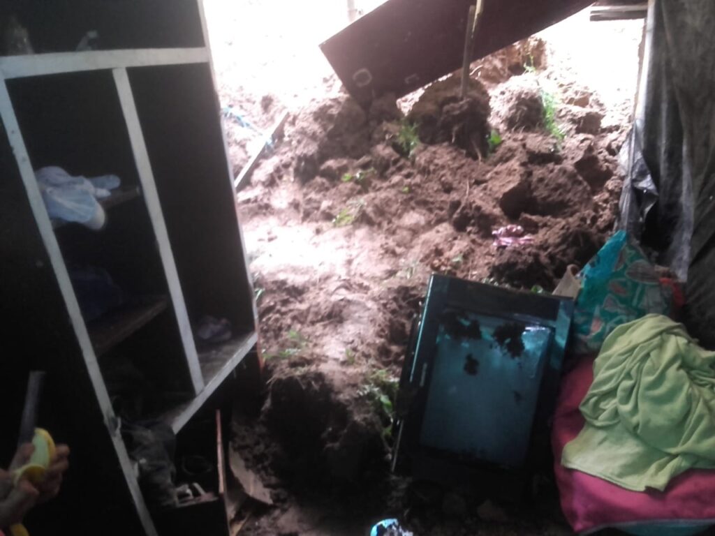 Al menos 30 familias corren el riesgo de quedar sepultados por una montaña Al menos 30 familias corren el riesgo de quedar sepultados por una montaña