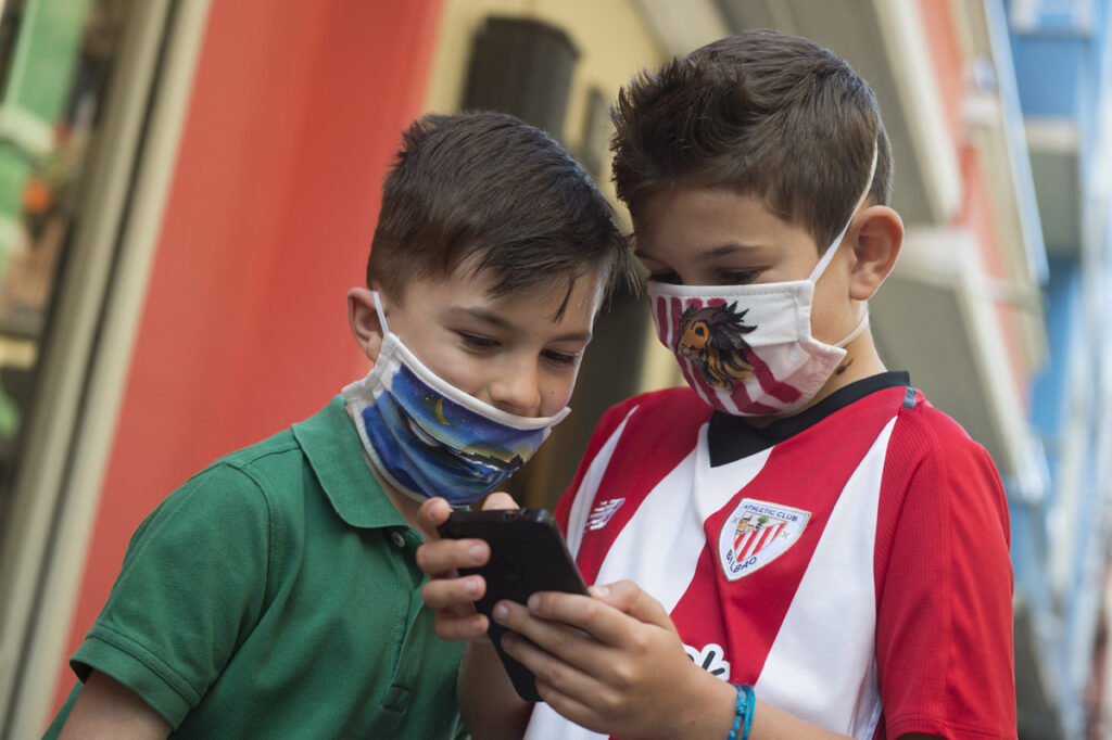 Niños expuestos más de dos horas diarias a pantallas puede presentar un bajo desarrollo cognitivo y auditivo