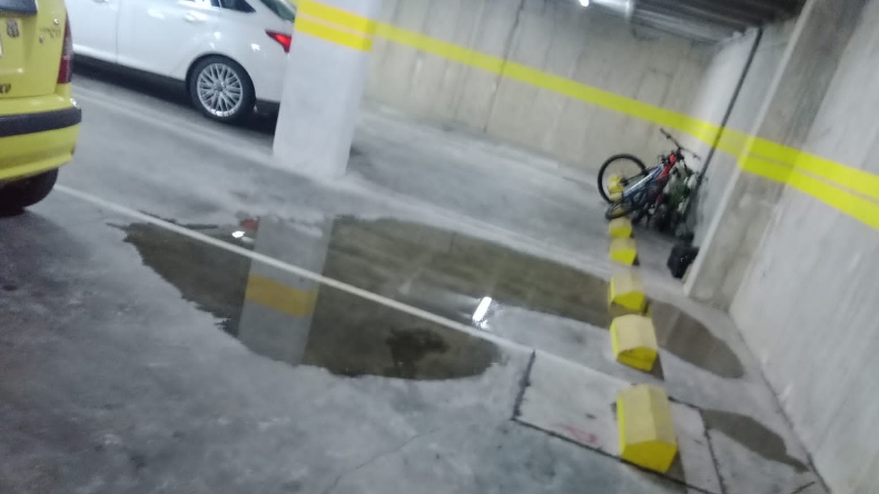 En el sector de La Samaria habitantes de dos conjuntos piden pronta atención a filtración de aguas residuales En el sector de La Samaria habitantes de dos conjuntos piden pronta atención a filtración de aguas residuales