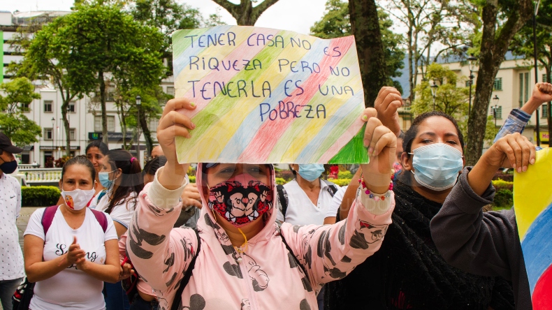 Personas desalojadas de la invasión del cerro ‘La Mulita’ protestan frente a la Alcaldía de Ibagué Personas desalojadas de la invasión del cerro ‘La Mulita’ protestan frente a la Alcaldía de Ibagué