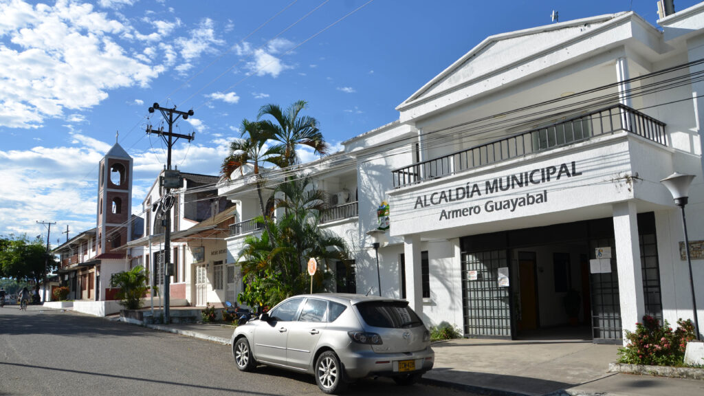 En pleno aislamiento social, Alcalde de Armero Guayabal compró vallas para contener multitudes con un presunto sobrecosto