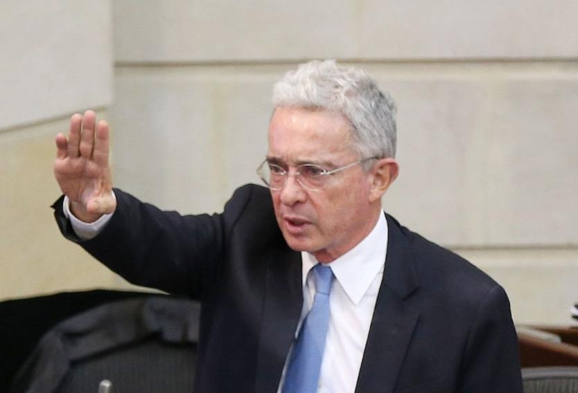 Uribe pide que soldados y policías puedan utilizar sus armas para defender su integridad