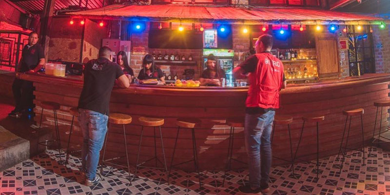 Trabajadores y propietarios de bares recibirán vacuna contra el COVID-19 este jueves Trabajadores y propietarios de bares recibirán vacuna contra el COVID-19 este jueves