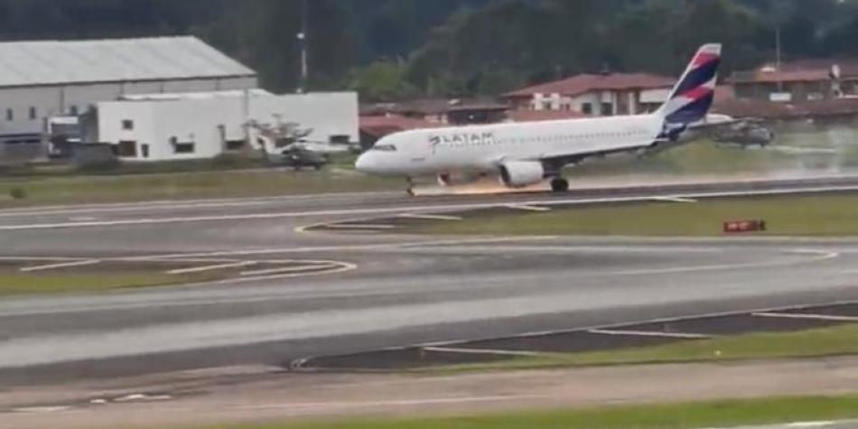 Susto a bordo: llanta de un avión se prendió en llamas durante un aterrizaje de emergencia en Antioquia Susto a bordo: llanta de un avión se prendió en llamas durante un aterrizaje de emergencia en Antioquia