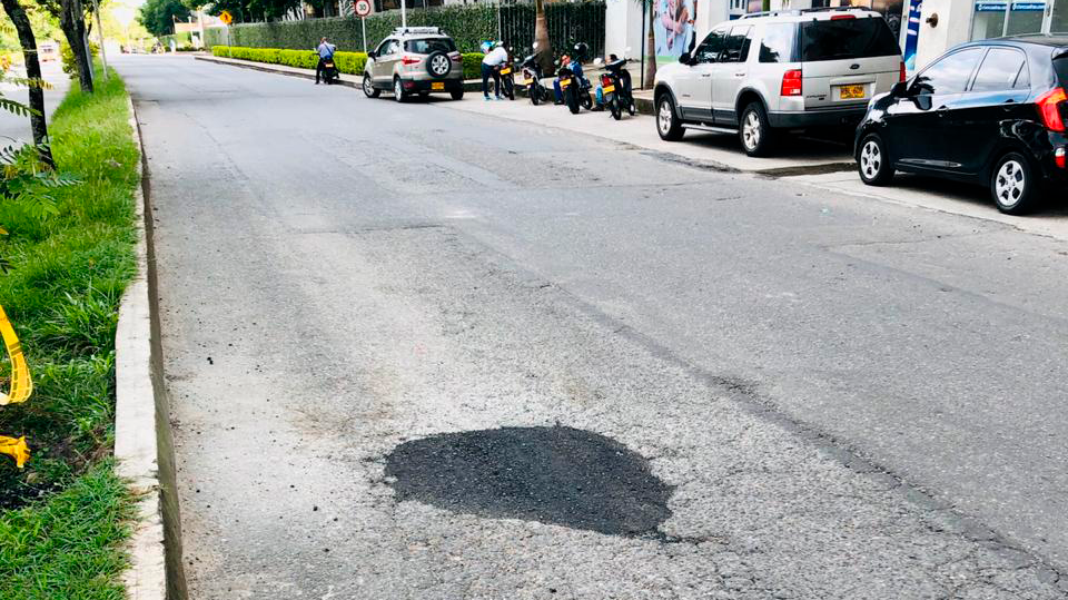 Después de trágico accidente, Alcaldía de Ibagué tapa profundo hueco de la calle 77 con avenida Guabinal