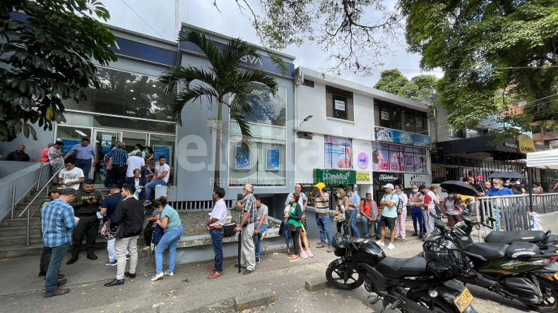 «Hay personas haciendo fila desde muy temprano»: denuncian demora en la atención del banco BBVA de Ibagué «Hay personas haciendo fila desde muy temprano»: denuncian demora en la atención del banco BBVA de Ibagué