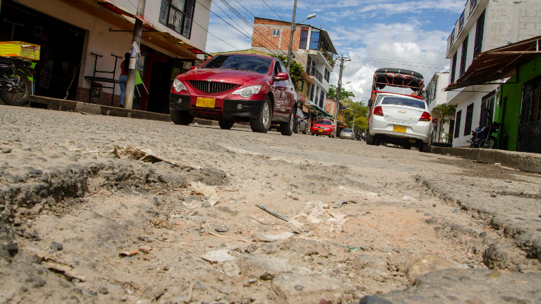 Las Américas: otro barrio de Ibagué con graves problemas en su malla vial Las Américas: otro barrio de Ibagué con graves problemas en su malla vial
