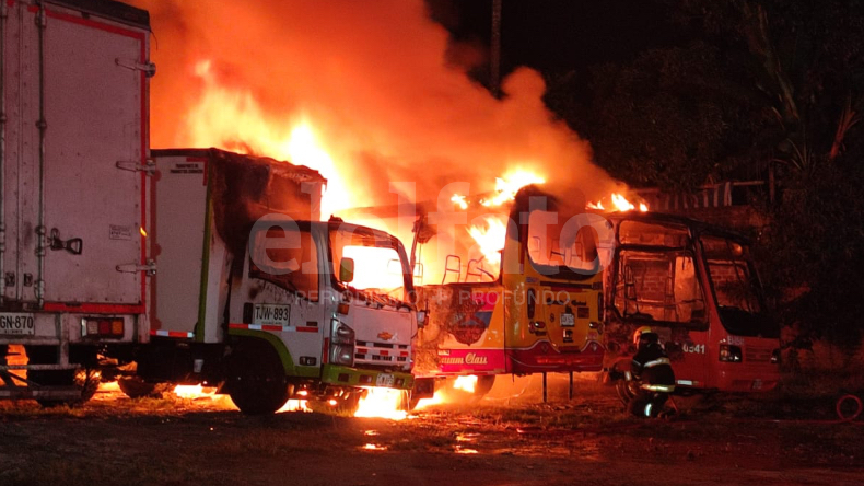 Grave incendio consumió tres vehículos en un parqueadero del barrio El Jardín de Ibagué Grave incendio consumió tres vehículos en un parqueadero del barrio El Jardín de Ibagué
