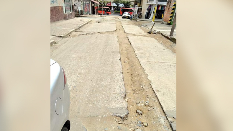Calle del centro de Ibagué fue intervenida hace tres meses, pero no se ha pavimentado Calle del centro de Ibagué fue intervenida hace tres meses, pero no se ha pavimentado