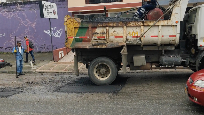 Denuncian ‘chambonada’ en reparcheo de la carrera Sexta de Ibagué