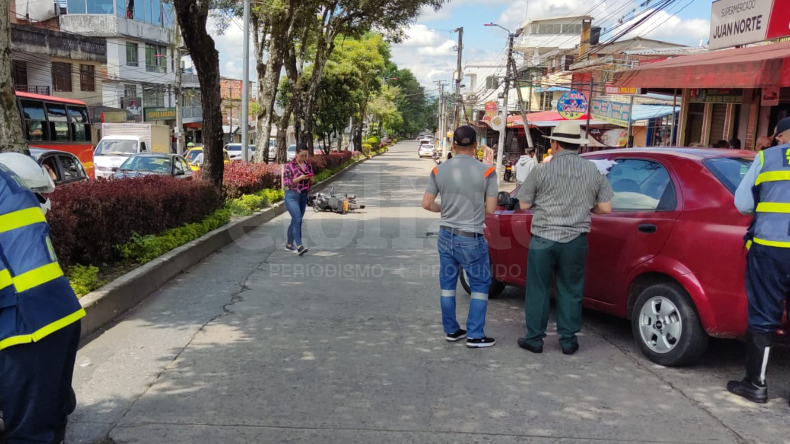 Ambulancia habría omitido atención de una motociclista que se accidentó en las calles de Ibagué Ambulancia habría omitido atención de una motociclista que se accidentó en las calles de Ibagué