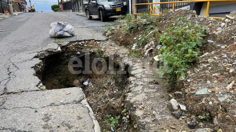 Denuncian que una calle se hunde a pedazos y representa un riesgo en el barrio Departamental de Ibagué Denuncian que una calle se hunde a pedazos y representa un riesgo en el barrio Departamental de Ibagué