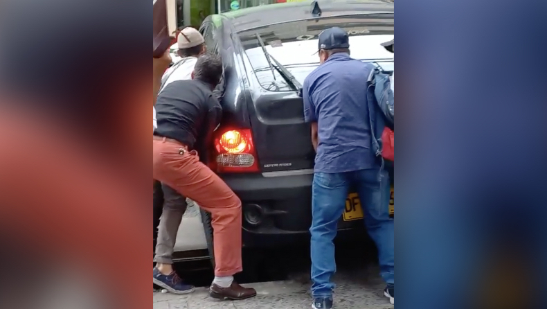 Vehículo quedó atrapado en una alcantarilla abierta en el centro de Ibagué Vehículo quedó atrapado en una alcantarilla abierta en el centro de Ibagué