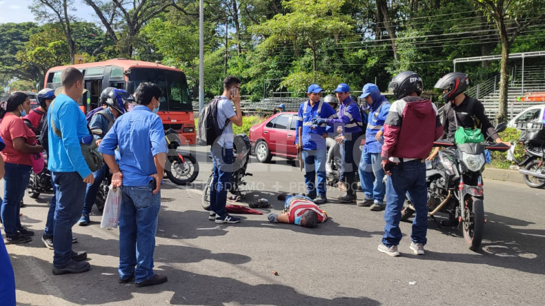 Conductor de un vehículo huyó luego de atropellar a un motociclista en la carrera Quinta Conductor de un vehículo huyó luego de atropellar a un motociclista en la carrera Quinta