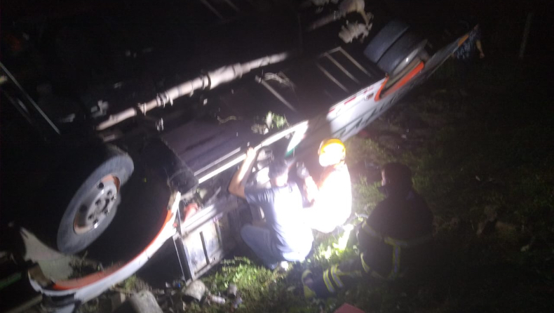 Bus de transporte intermunicipal se salió de la vía, cayó a una zanja y se volcó en El Espinal Bus de transporte intermunicipal se salió de la vía, cayó a una zanja y se volcó en El Espinal