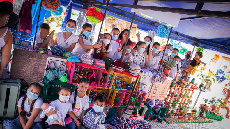 Adriana Reina: de víctima del conflicto armado a emprendedora que enseña a niños a tejer Adriana Reina: de víctima del conflicto armado a emprendedora que enseña a niños a tejer