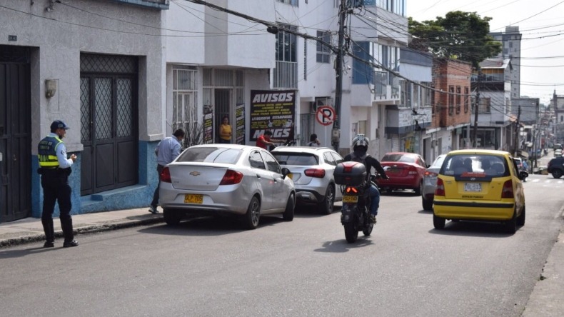 Parqueo en vía pública y sin zonas azules: el eterno problema de la Alcaldía de Ibagué