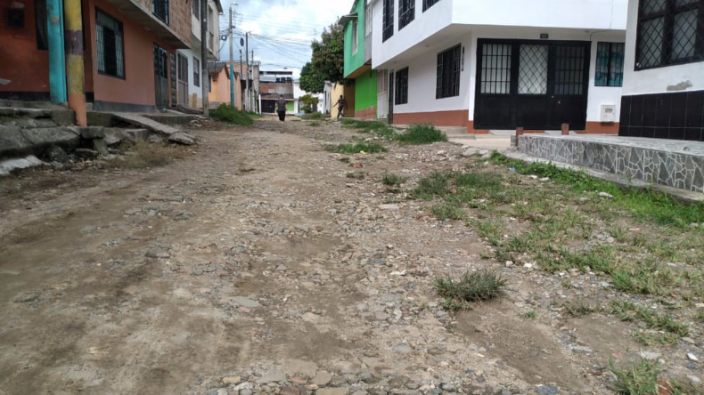 Luego de 25 años, calles del barrio La Esmeralda de Ibagué siguen a la espera de ser pavimentadas Luego de 25 años, calles del barrio La Esmeralda de Ibagué siguen a la espera de ser pavimentadas