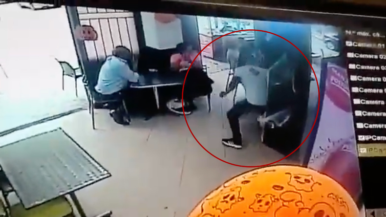 En video quedó registrado un ‘raponazo’ en el barrio Varsovia de Ibagué En video quedó registrado un ‘raponazo’ en el barrio Varsovia de Ibagué