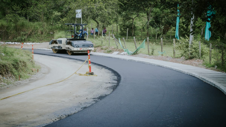 Por fin: Alcaldía comenzó pavimentación en un tramo de la calle 103 de Ibagué