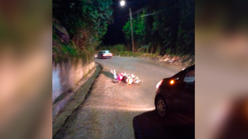 Motociclista se accidentó en la ‘Vuelta del chivo’ y los ladrones aprovecharon su caída para robarlo Motociclista se accidentó en la ‘Vuelta del chivo’ y los ladrones aprovecharon su caída para robarlo