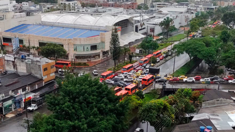 Reportaron caos vehicular por apagón de semáforos en la calle 60 de Ibagué Reportaron caos vehicular por apagón de semáforos en la calle 60 de Ibagué