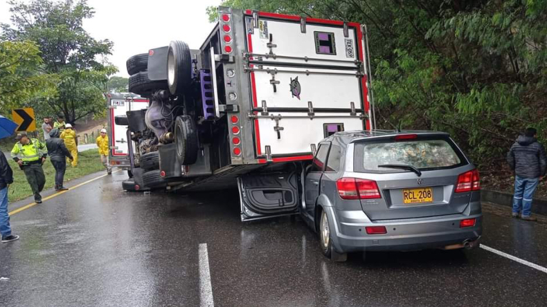 Fuerte accidente múltiple se reportó en la vía Ibagué – Girardot Fuerte accidente múltiple se reportó en la vía Ibagué – Girardot