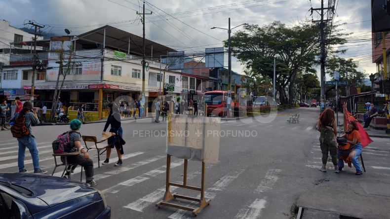 Estudiantes de la Universidad del Tolima bloquean el paso vehicular en la carrera Cuarta Estudiantes de la Universidad del Tolima bloquean el paso vehicular en la carrera Cuarta