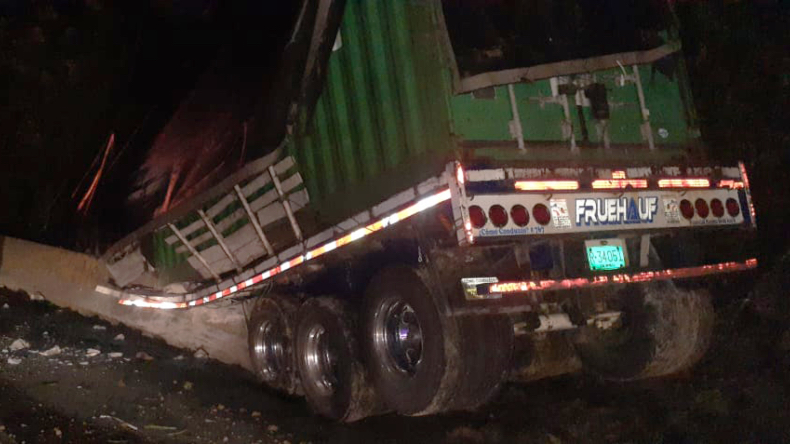 Conductor de una tractomula quedó aprisionado en grave accidente en la variante de Ibagué Conductor de una tractomula quedó aprisionado en grave accidente en la variante de Ibagué