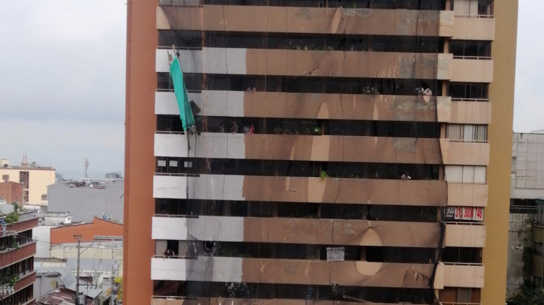 Momentos de angustia por trabajadores que casi caen de un andamio en edificio del Centro de Ibagué Momentos de angustia por trabajadores que casi caen de un andamio en edificio del Centro de Ibagué