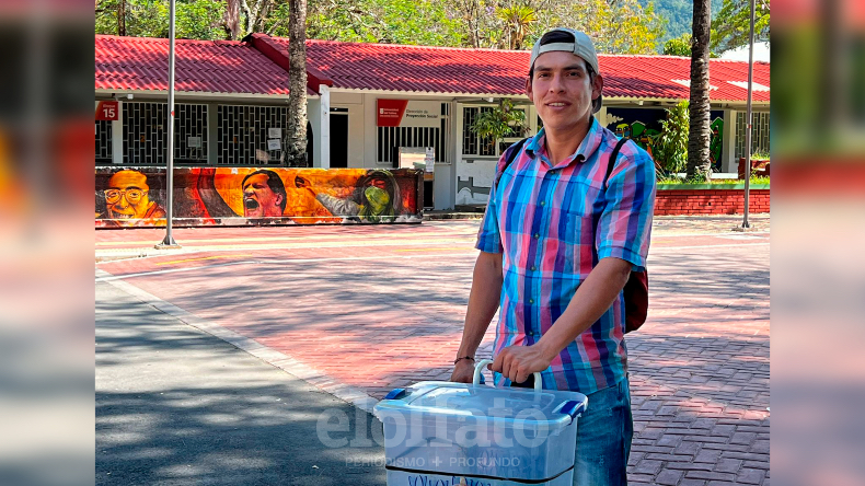 Él es ‘doggy’: el graduado de la UT que se pagó sus estudios vendiendo salchichón con arepa