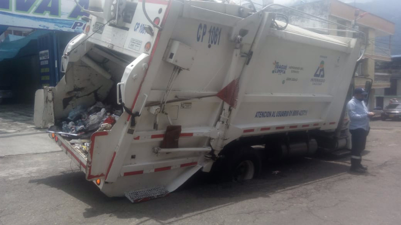 Camión recolector de basura se hundió en un hueco en Ibagué Camión recolector de basura se hundió en un hueco en Ibagué