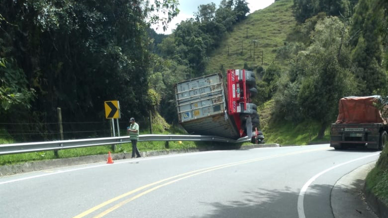 Reportan accidente de tránsito en la vía Fresno – Alto de Letras Reportan accidente de tránsito en la vía Fresno – Alto de Letras