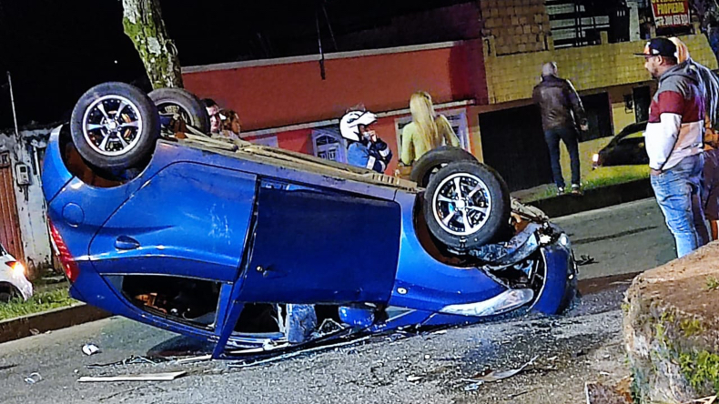 Conductor aparentemente ebrio se volcó en la avenida Guabinal de Ibagué