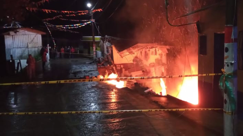 Deslizamiento de tierra provocó un incendio y afectó ocho viviendas en Herveo