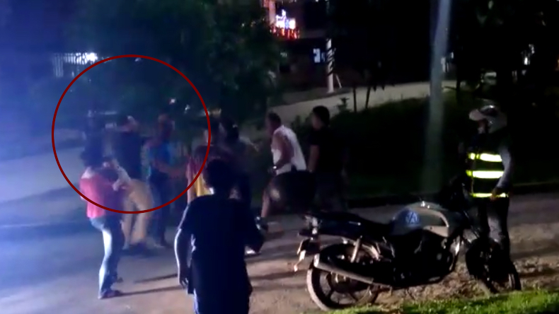 Pelea que se salió de control acabó con tiros al aire y el presunto favorecimiento de un policía en Ibagué Pelea que se salió de control acabó con tiros al aire y el presunto favorecimiento de un policía en Ibagué