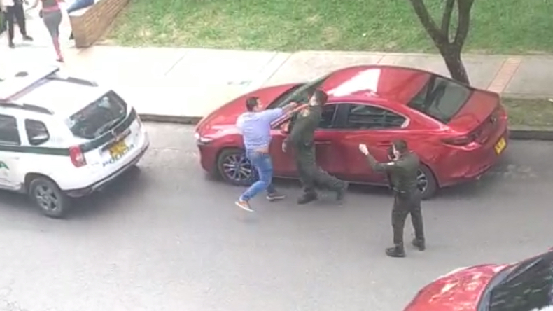 Conductor en aparente estado de embriaguez golpeó en la cara a policía en Ibagué Conductor en aparente estado de embriaguez golpeó en la cara a policía en Ibagué