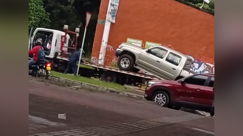 Camioneta inmovilizada cayó de una grúa por un posible descuido de sus operarios en Ibagué Camioneta inmovilizada cayó de una grúa por un posible descuido de sus operarios en Ibagué